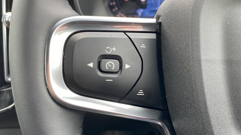 Volvo XC40 2.0 B4P Plus Black Edition 5dr Auto Petrol Estate